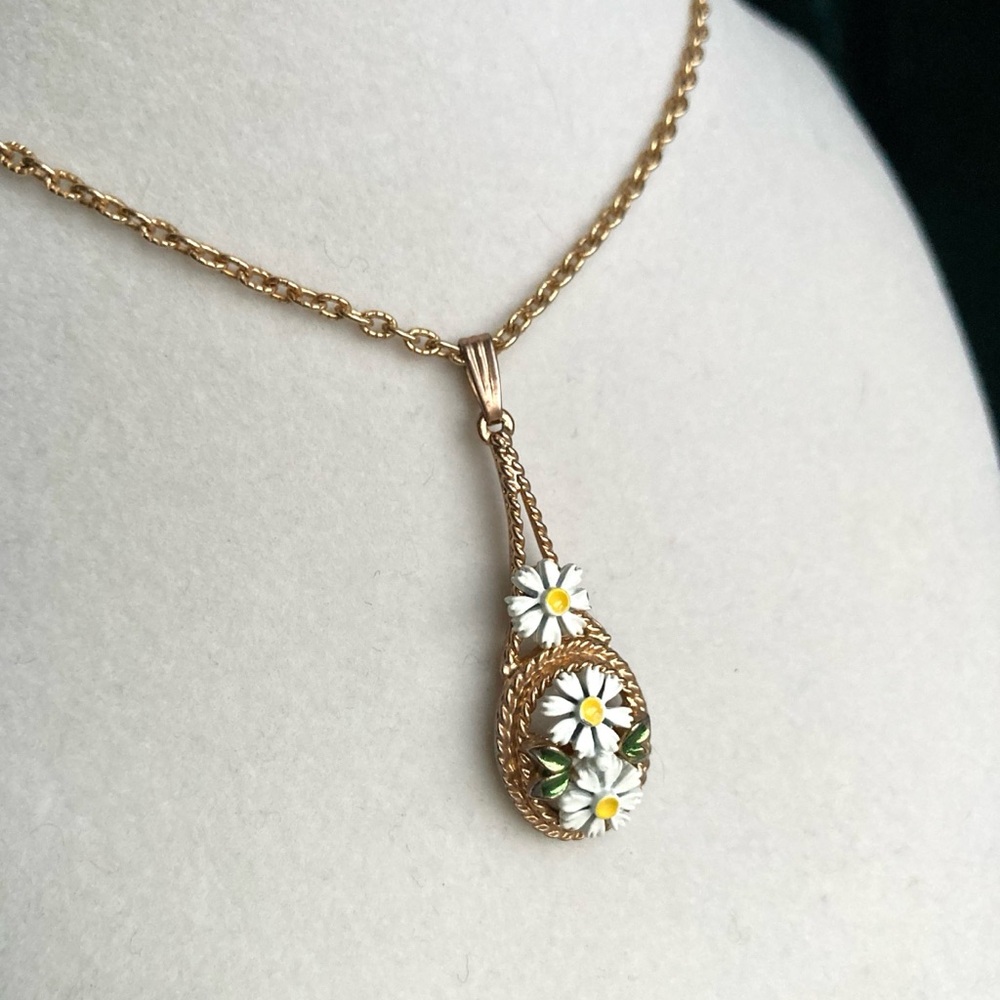 Dainty Vintage Necklace Enamel Daisy Pendant on Chain Goldtone Floral - Picture 2 of 7